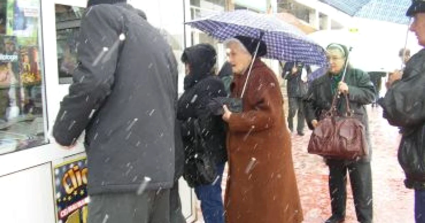 Târgu-Jiu: Oamenii au stat la coadă, în ciuda zăpezii abundente