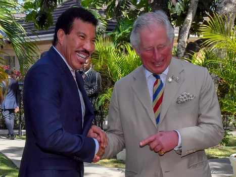 Regele Charles și Lionel Richie la o petrecere în Barbados, 2019