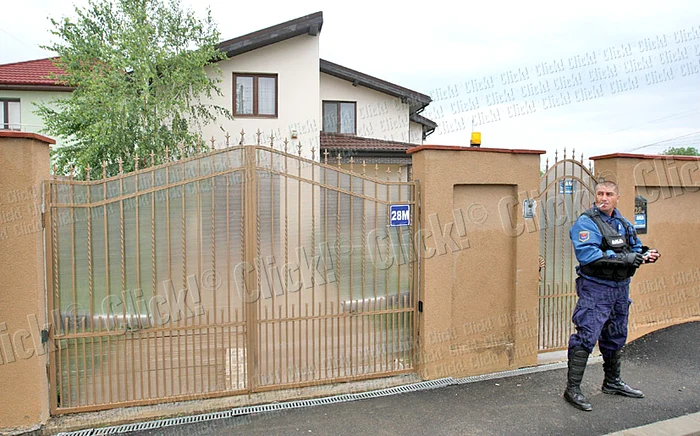 Toată presa s-a strâns ieri dimineaţă în faţa casei lui Petru Mircea. Aceasta, însă, era pustie