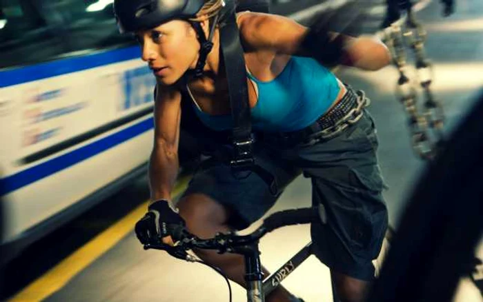 Actriţa Dania Ramirez, în „Premier Rush” (2012), unul dintre cele mai cunoscute filme despre viaţa curierilor pe bicicletă FOTO: Cinemagia.ro