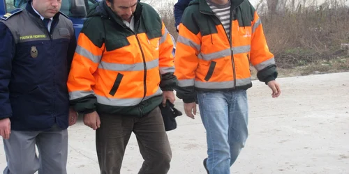 Cei doi bătăuşi au fost aduşi la Parchet (foto: B. Vladu)