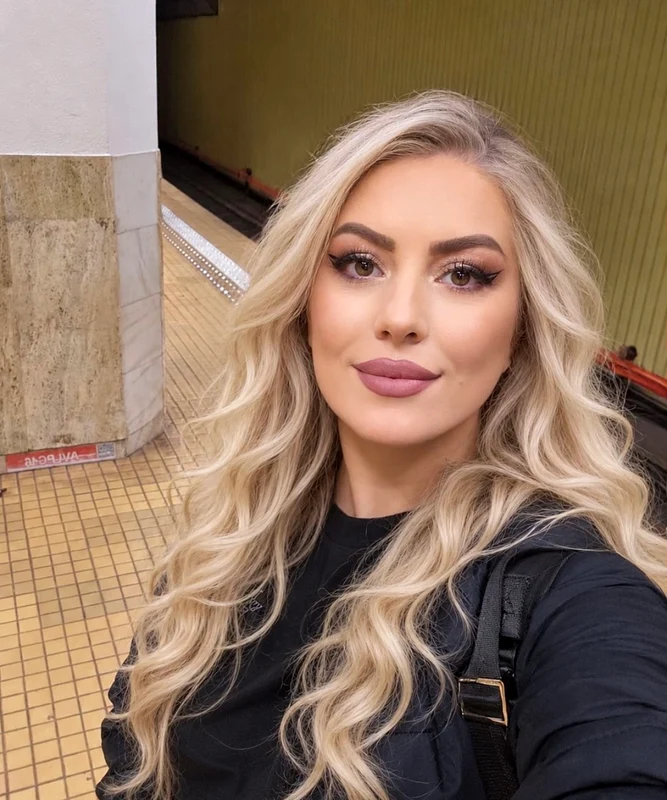 Ornela Pasăre, deposedată de telefon la metrou 