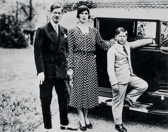 Regele Carol al II-lea, alături de Regina Elena și de fiul lor, Principele Mihai.