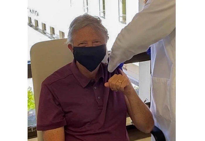 
    Bill Gates s-a vaccinat Foto twitter  