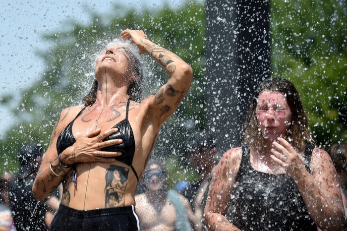 Val de caniculă în Franţa - participanţii la un festival de muzică au fost stropiţi cu apă ca să se răcorească FOTO Profimedia