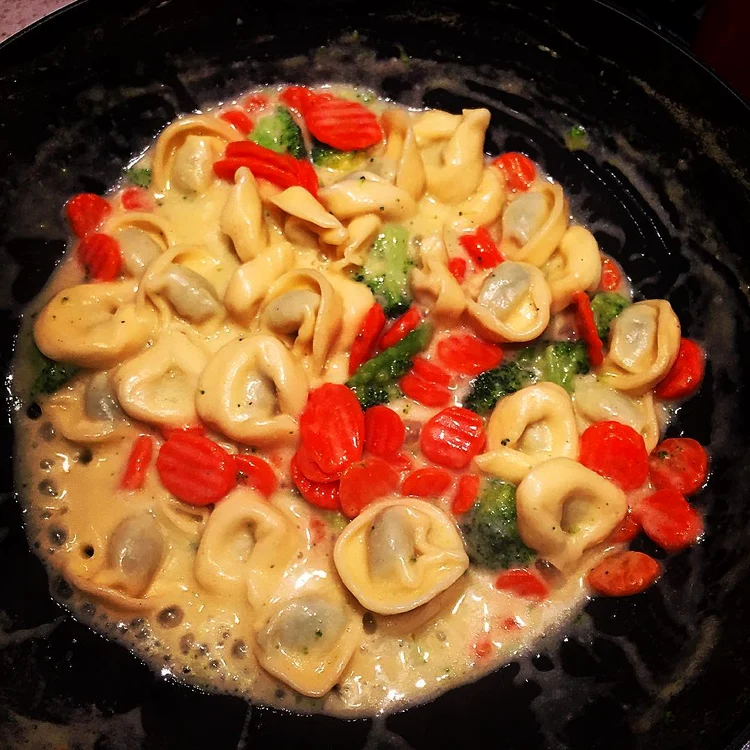 Paul Ipate a gătit o porție de tortellini în sos alb