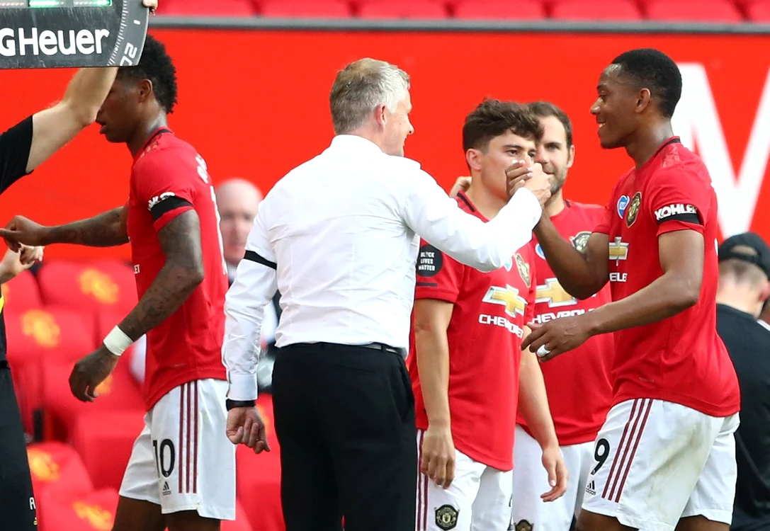 
     Ole Gunnar Solskjaer îl felicită pe Martial în momentul schimbăriiFoto: EPA-EFE  