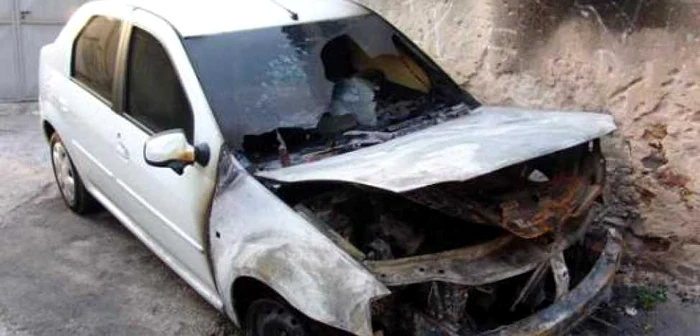 Maşina a luat foc din cauze necunoscute