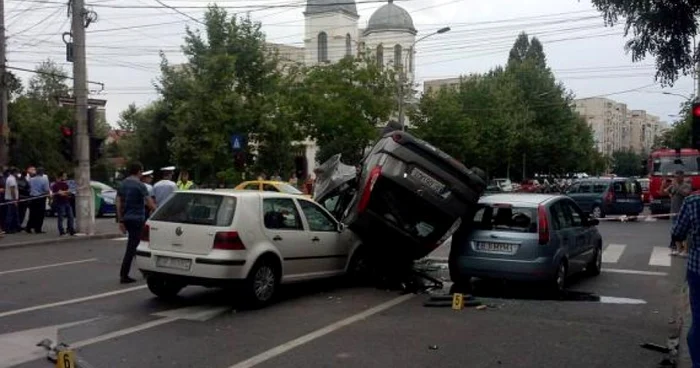 Accident la intersecţia Delea Veche şi Matei Basarab     FOTO FAcebook/  Andrei Mihai