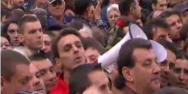 Mircea Badea în mijlocul suporterilor săi Captură foto www.mircea-badea.ro