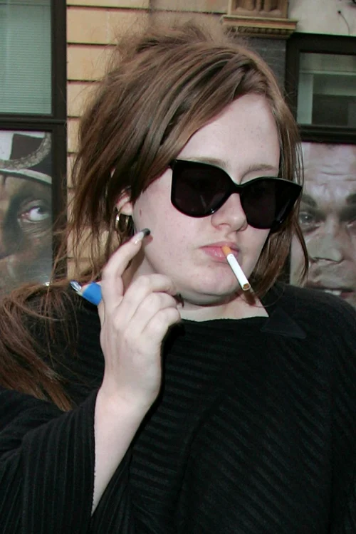 Adele, prinsă fumând de către paparazzi