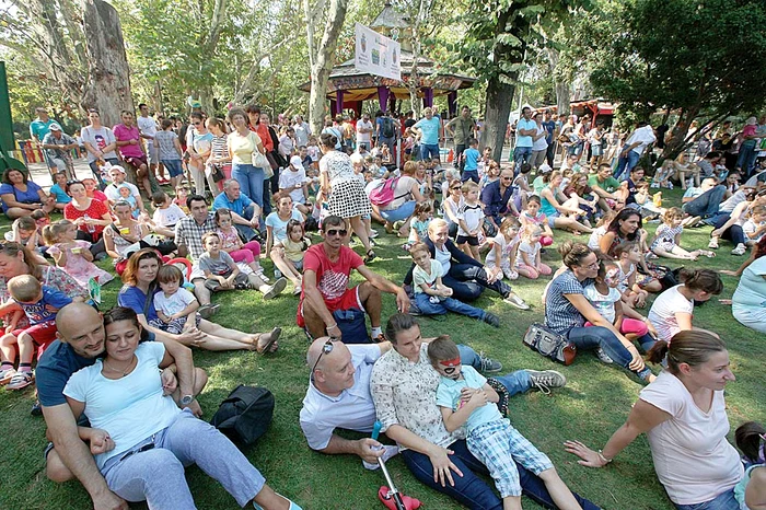 Cişmigiul a devenit neîncăpător: a fost luat cu asalt de mii de copii şi părinţi