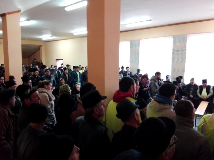 La întâlnirea de la Berbeşti a participat tot satul Sursa FOTO: Instituţia Prefectului Maramureş
