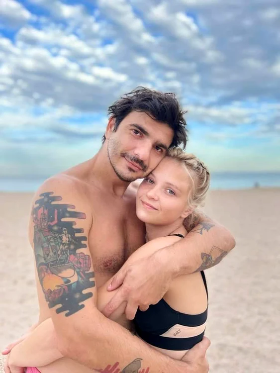 Odată ajuns acasă,  Alex și-a cerut  iubita de soție  și au plecat  la mare