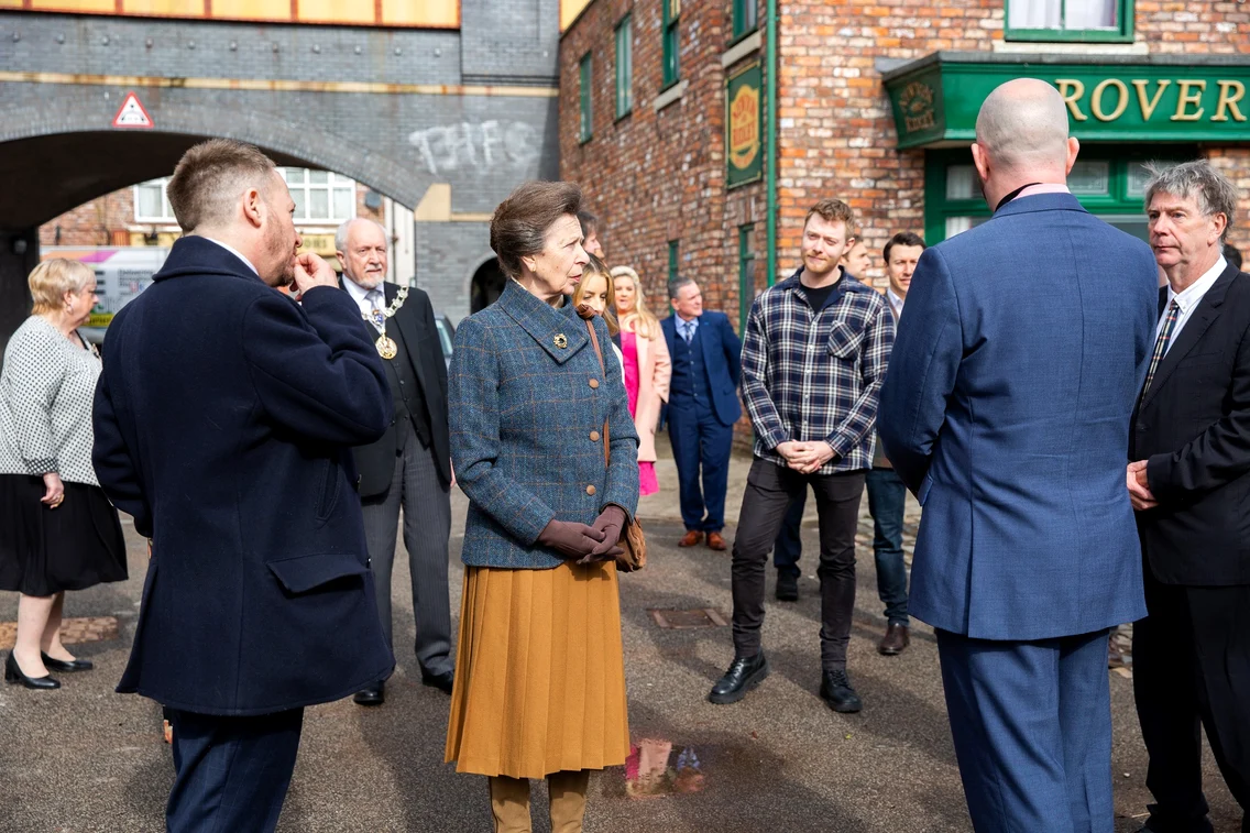 Printesa Anne, pe platourile de filmare ITV ale serialului "Coronation Street"