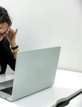 Poza de cover Cand este momentul potrivit sa mergi la un psiholog Semne si indicii de luat in considerare O femeie la birou, laptop, dificultati psiho emotionale jpg