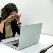 Poza de cover  Cand este momentul potrivit sa mergi la un psiholog Semne si indicii de luat in considerare O femeie la birou, laptop, dificultati psiho emotionale jpg