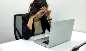 Poza de cover Cand este momentul potrivit sa mergi la un psiholog Semne si indicii de luat in considerare O femeie la birou, laptop, dificultati psiho emotionale jpg