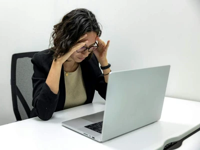 Poza de cover  Cand este momentul potrivit sa mergi la un psiholog Semne si indicii de luat in considerare O femeie la birou, laptop, dificultati psiho emotionale jpg