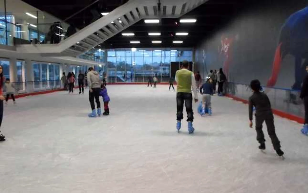 Balul se desfăşoară pe patinoarul de la AFI Palace Ploieşti. FOTO Ploieşti On Ice