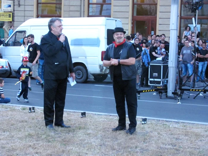 Ioan Gârboni şi Mircea Baniciu la concertul din Piaţa Bălcescu FOTO Ştefan Both