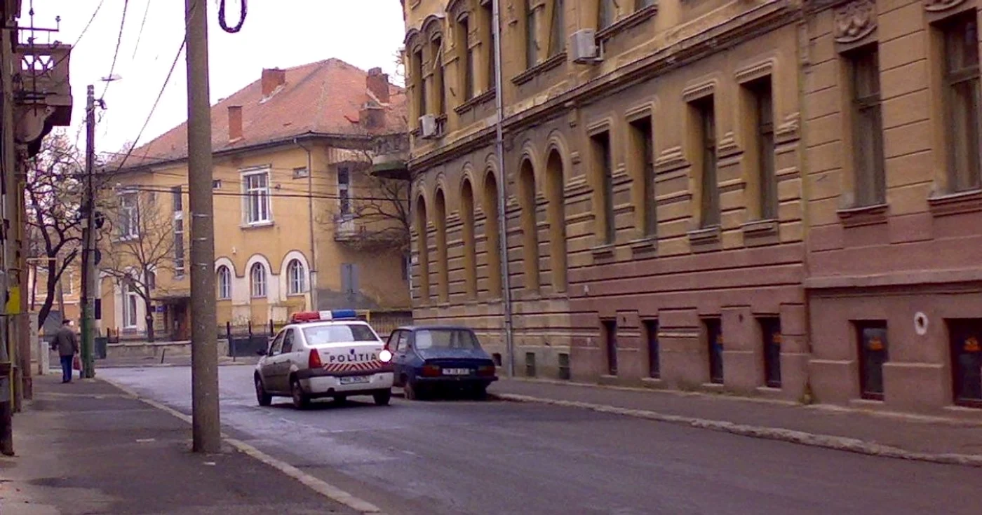 Mașină de poliție circulând în direcție interzisă pe o stradă cu sens unic