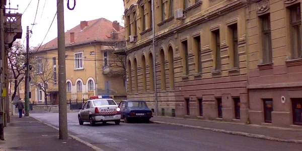 Mașină de poliție circulând în direcție interzisă pe o stradă cu sens unic