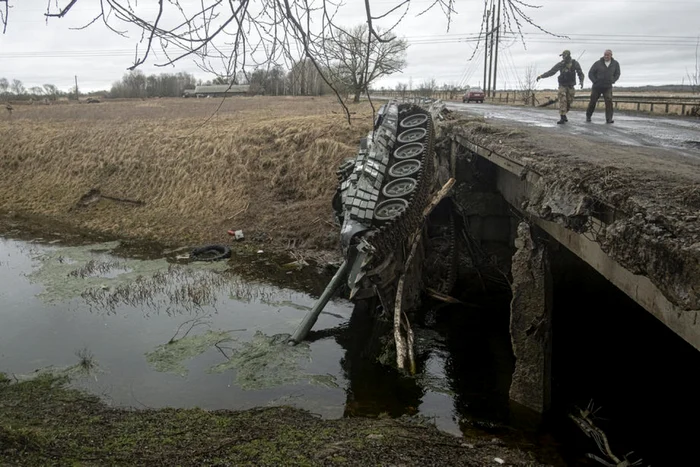 Un tanc rusesc distrus stă lângă un pod în regiunea Cernihiv, Ucraina. FOTO EPA-EFE