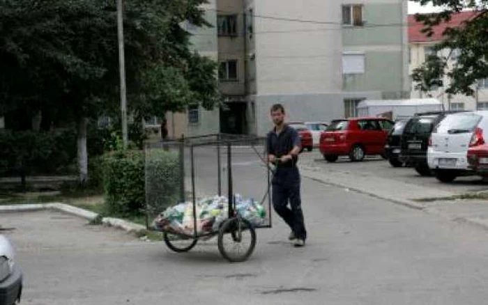 Târgu-Jiu: Strânge PET-uri ca să se întreţină