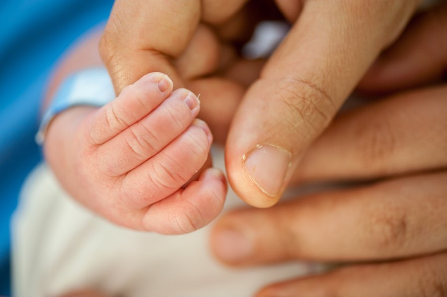 Un bebeluș de șapte luni a fost omorât în bătaie de concubinul mamei sale. „Plângea prea mult, îl enerva”