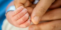 prim plan manuta copil bebelus foto shutterstock