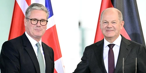 Prim ministrul britanic Kier Starmer si cancelarul german Olaf Scholz FOTO AFP jpg