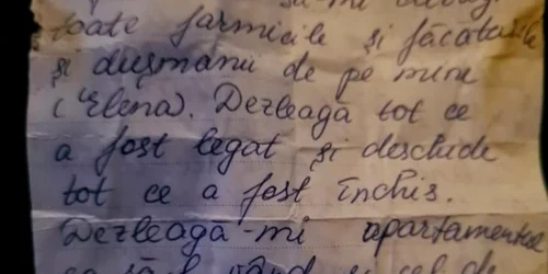 Bileţele acatiste în română şi ebraică în piatra desprinsă din blocul de marmură de la Hagia Sofia din Istanbul Turcia Sursa sabat.com.tr