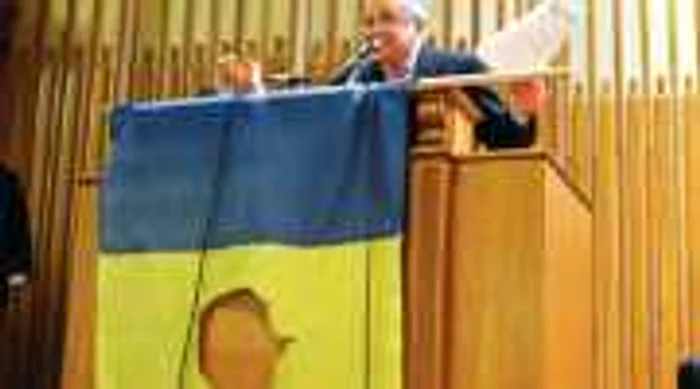 Iliescu i-a îndemnat pe revoluţionarii de sub aripa sa să-şi apere Revoluţia