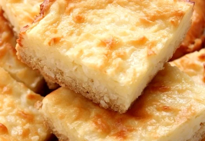 
    Cu o aroma de nuca de cocos si umplutura cremoasa de branza, acest desert este un deliciu.clickpoftabuna.ro  