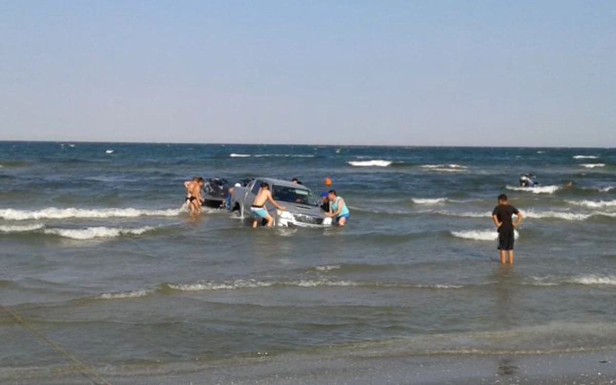 
    O maşină 4 X 4 cu număr de Bucureşti a intrat în mare, pe plaja de la Năvodari şi a rămas blocată în nisipul măriifoto: adevarul.ro  