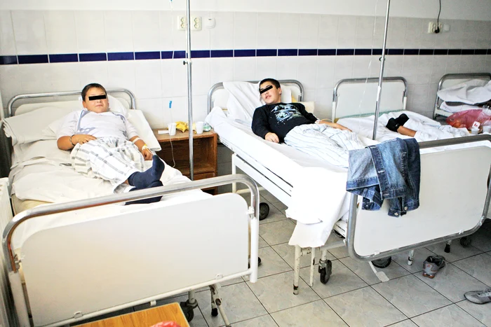 
    43 de elevi au ajuns la  spital, de vineri până ieri,  după ce au consumat  produse stricate,  date de şcoală  