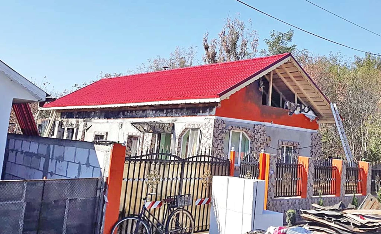 Așa arată acum acoperișul casei în care locuiește familia Ursu