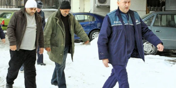 Membri ai clanului Bua încătuşaţi