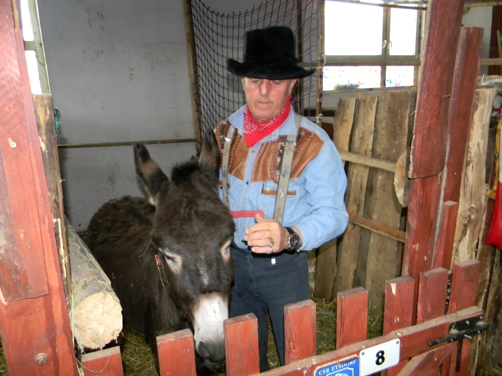 Vasile Blaga şi măgăruşul de la herghelia sa - foto : Adrian Caraba