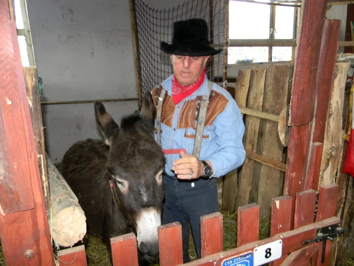 Vasile Blaga şi măgăruşul de la herghelia sa - foto : Adrian Caraba