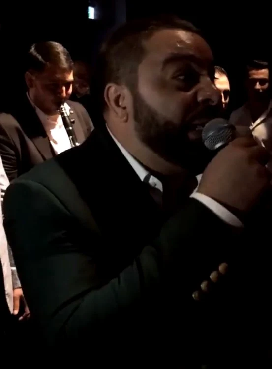 Florin Salam i-a adus Alexiei un frumos buchet de flori 