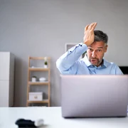 Laptop - frauda online FOTO Shutterstock 