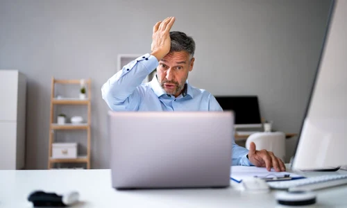 Laptop - frauda online FOTO Shutterstock 