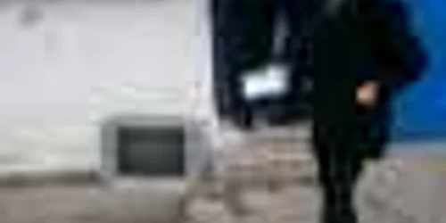 Iulia Cristoloveanu aşteaptă la uşa închisorii cu televizorul