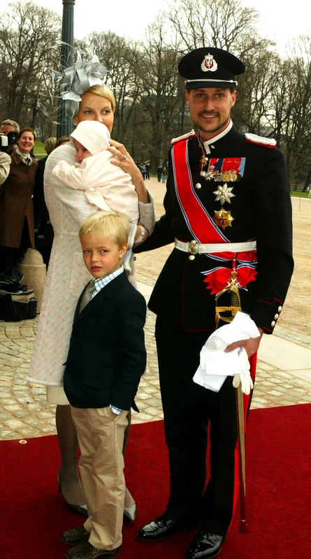 Marius Borg Hoiby, fiul Prințesei Mette Marit, cu mama sa și Prințul Haakon la nașterea surorii sale, Prințesa Ingrid Alexandra. FOTO: Getty Image