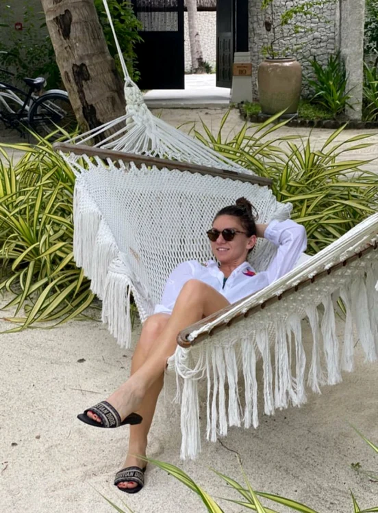 Simona Halep se relaxează în hamac