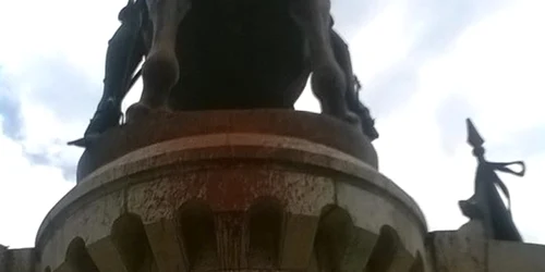 statuia lui matia corvin murdarita cu grund foto