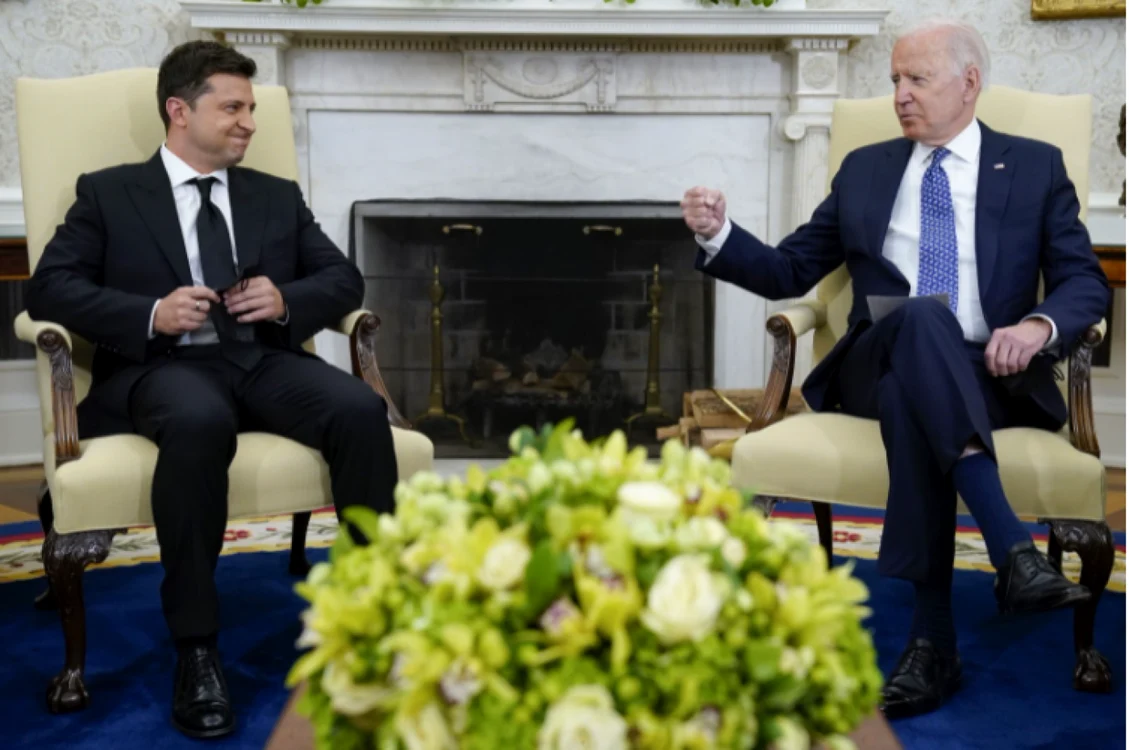 Volodimir Zelenski (stânga) în cadrul unei întâlniri cu Joe Biden la Casa Albă FOTO EPA-EFE
