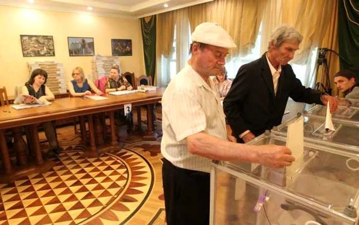 De dimineaţă puţini votanţi au venit la circumscripţia electorală de la Ambasada Ucrainei din Chişinău Foto: Tudor Iovu